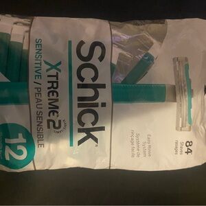 Brand new in pack men’s disposable schick razors pack of 12